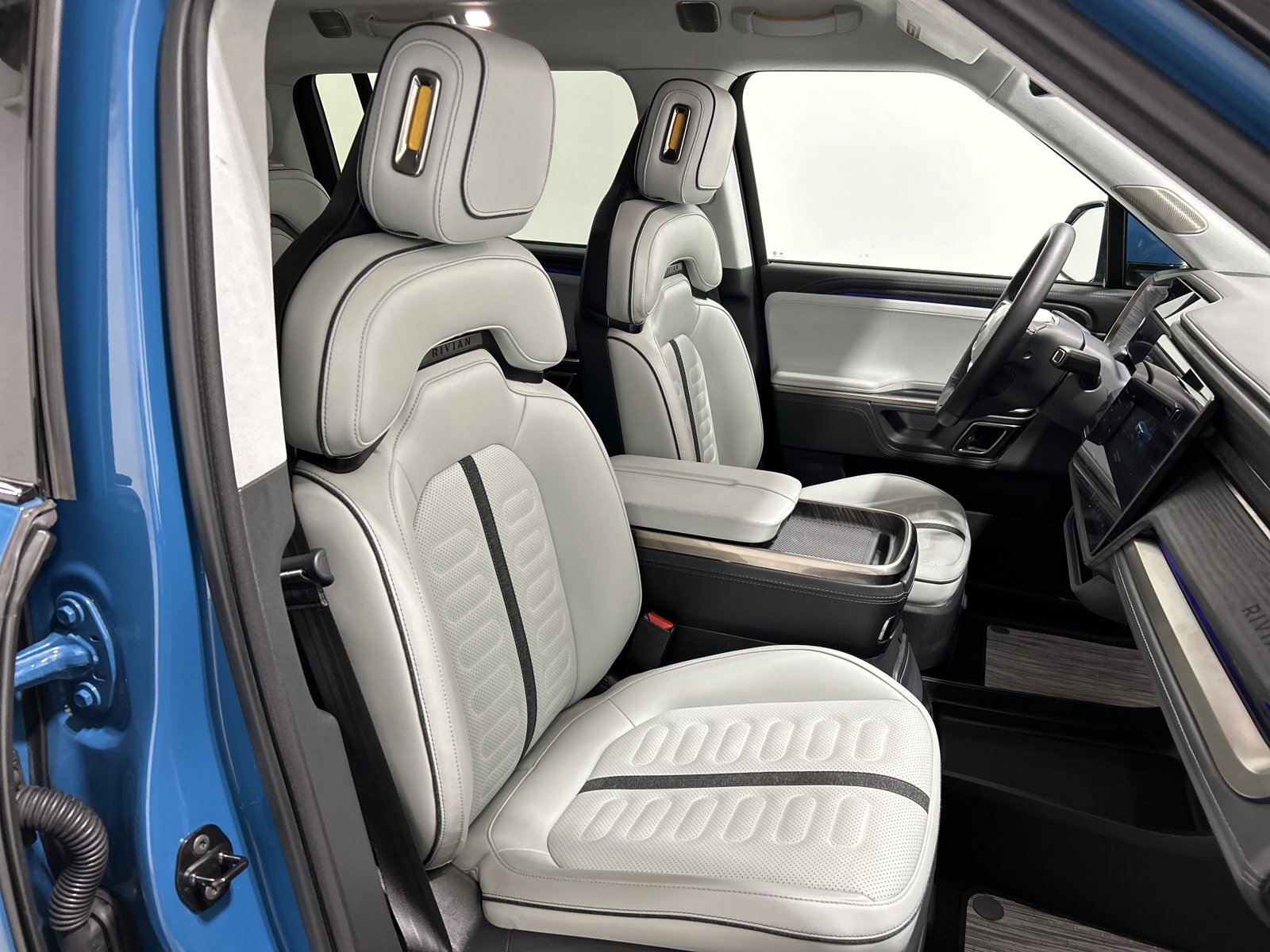Used 2024 Rivian R1S Adventure AWD/4WD image 24