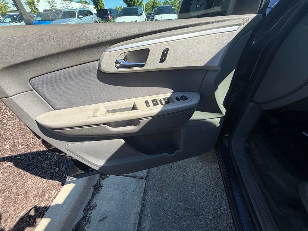 Used 2011 Chevrolet Traverse LS FWD image 16