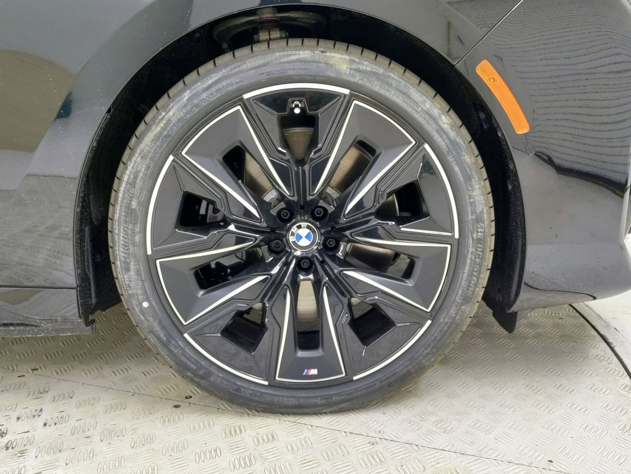 Used 2025 BMW i7 eDrive50 w/ M Sport Package RWD image 4
