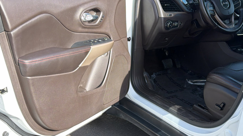 Used 2017 Jeep Cherokee Trailhawk image 23