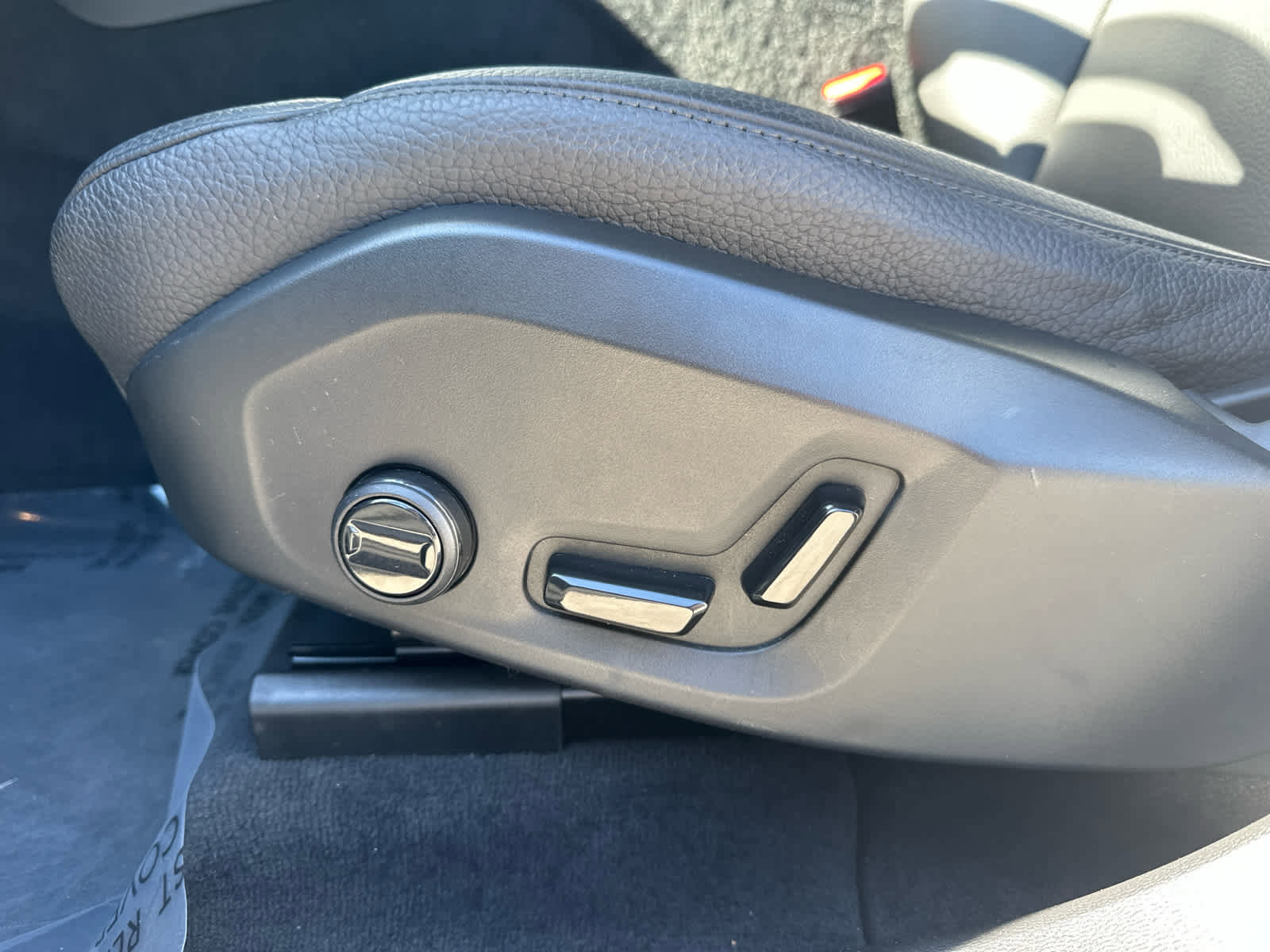 Used 2025 Volvo XC60 B5 Plus image 11