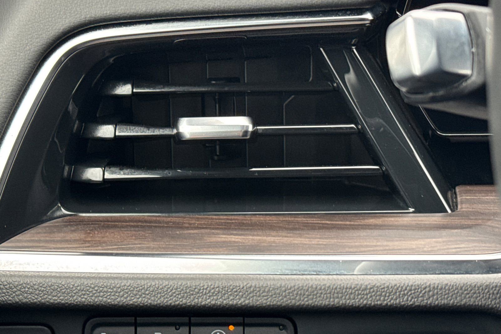 Used 2025 Chevrolet Suburban Z71 AWD/4WD image 24