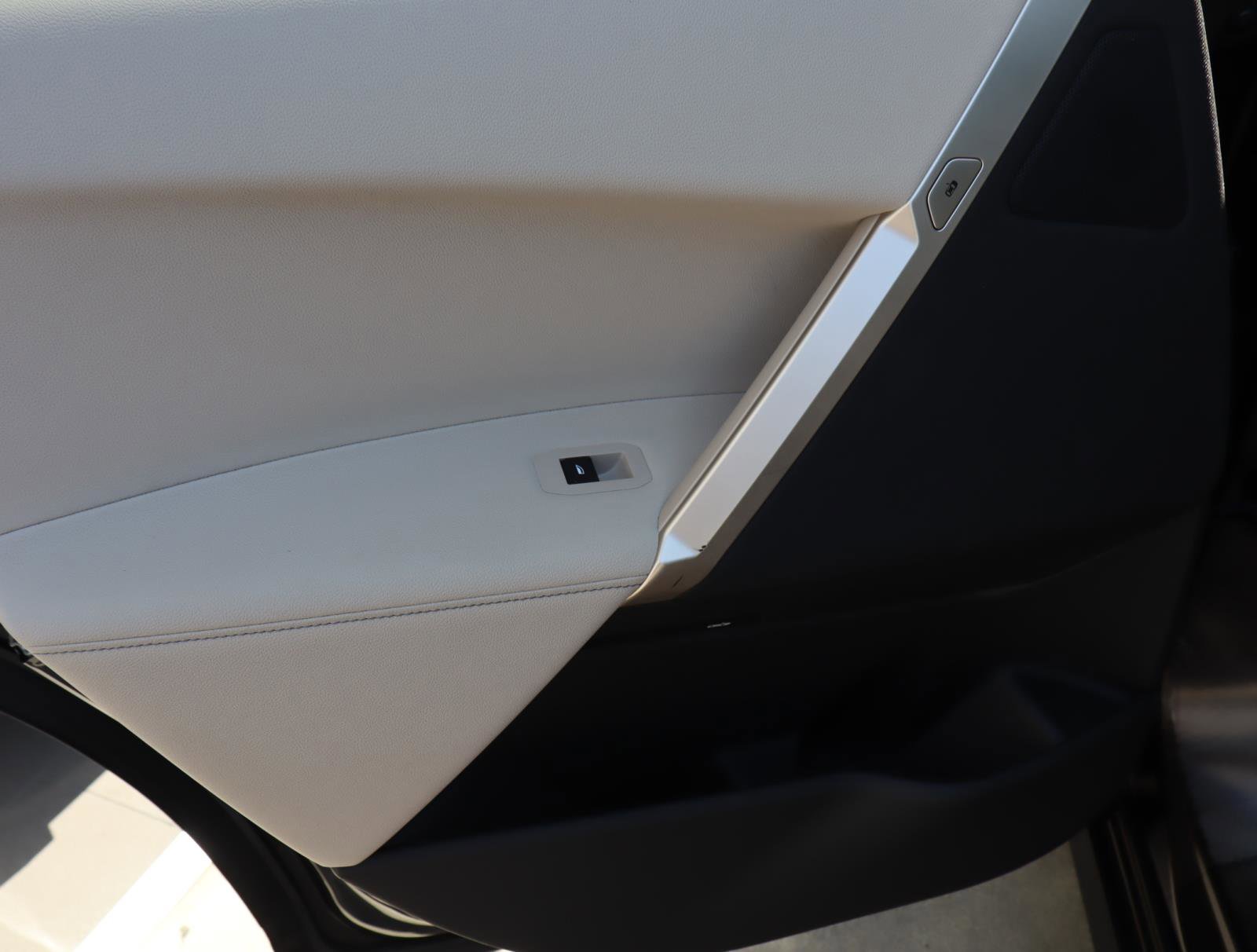 Used 2025 BMW iX xDrive50 image 18