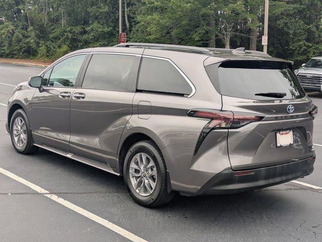 Used 2024 Toyota Sienna XLE FWD image 5