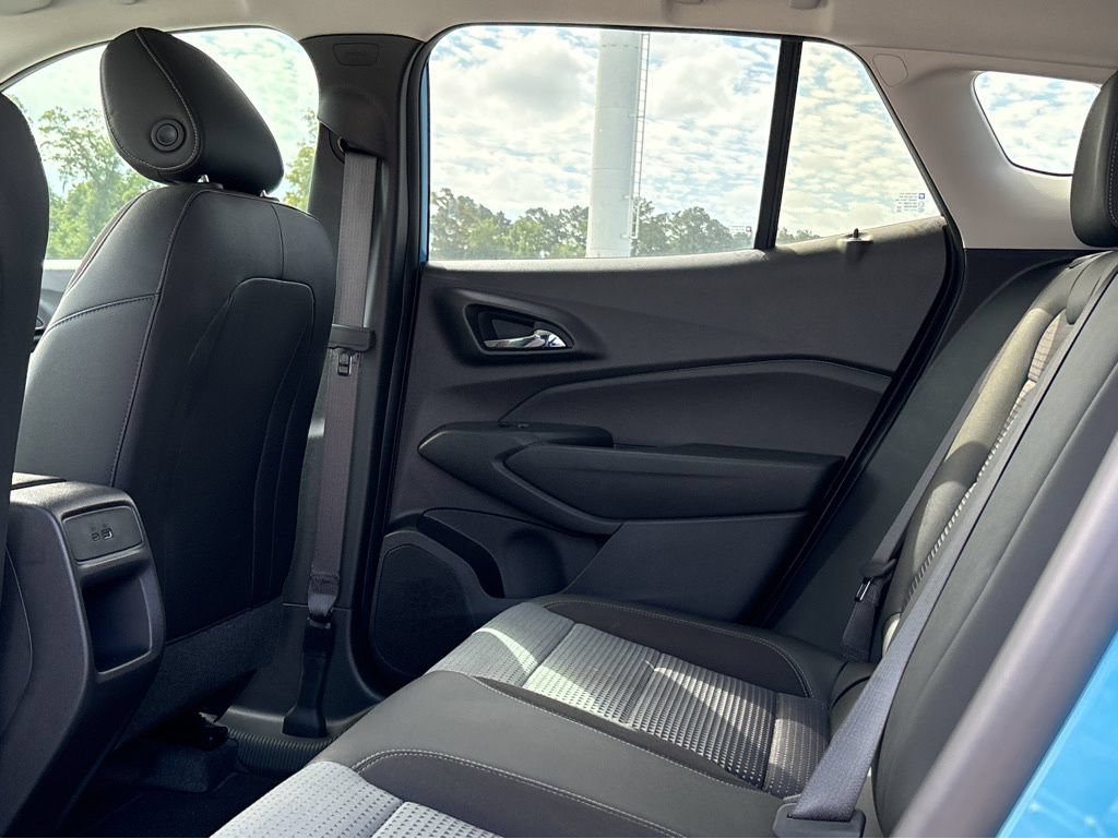 Used 2025 Chevrolet Trax LT FWD image 18