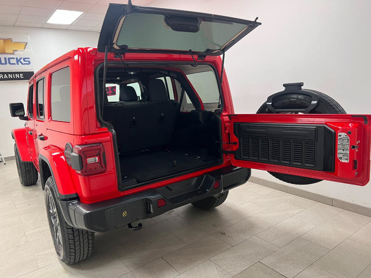 Used 2025 Jeep Wrangler Unlimited Sahara AWD/4WD image 23