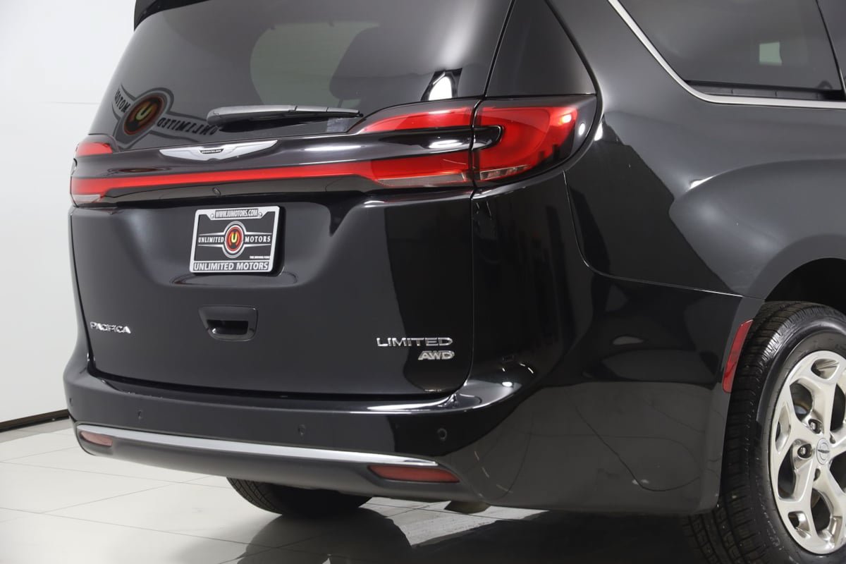 Used 2021 Chrysler Pacifica Limited AWD/4WD image 47