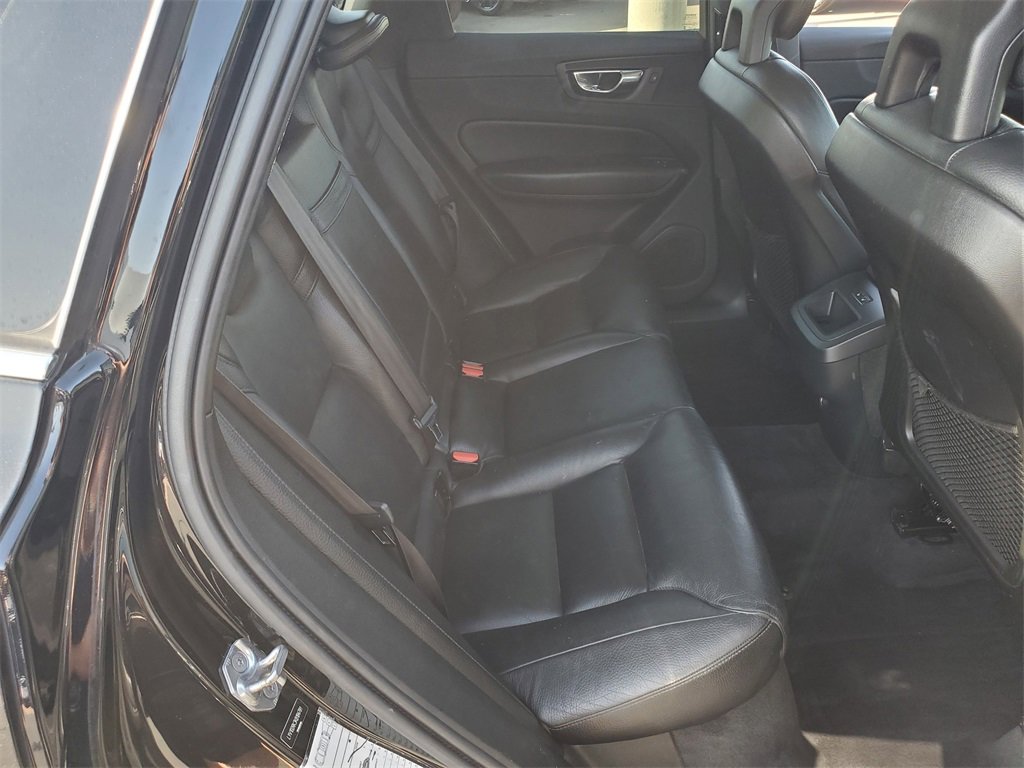 Used 2019 Volvo XC60 T5 Momentum w/ Multimedia Package image 16