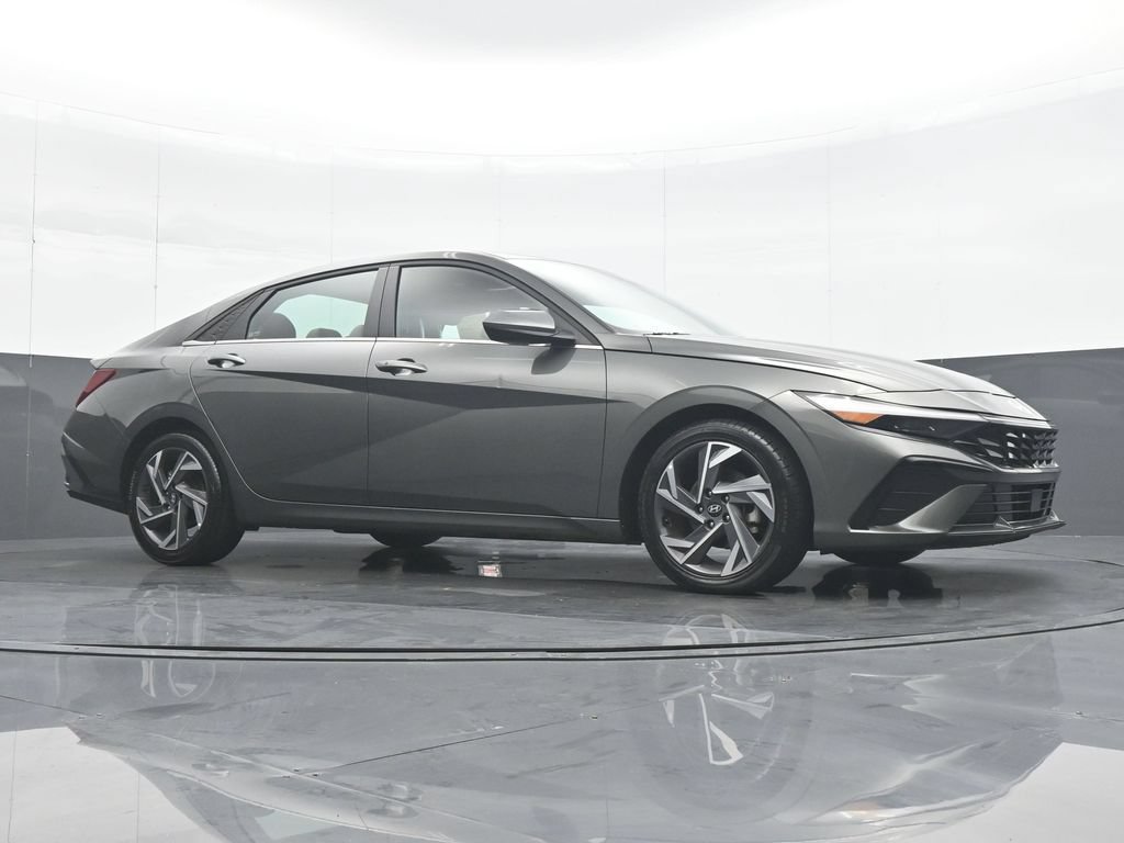 Used 2025 Hyundai Elantra SEL FWD image 32