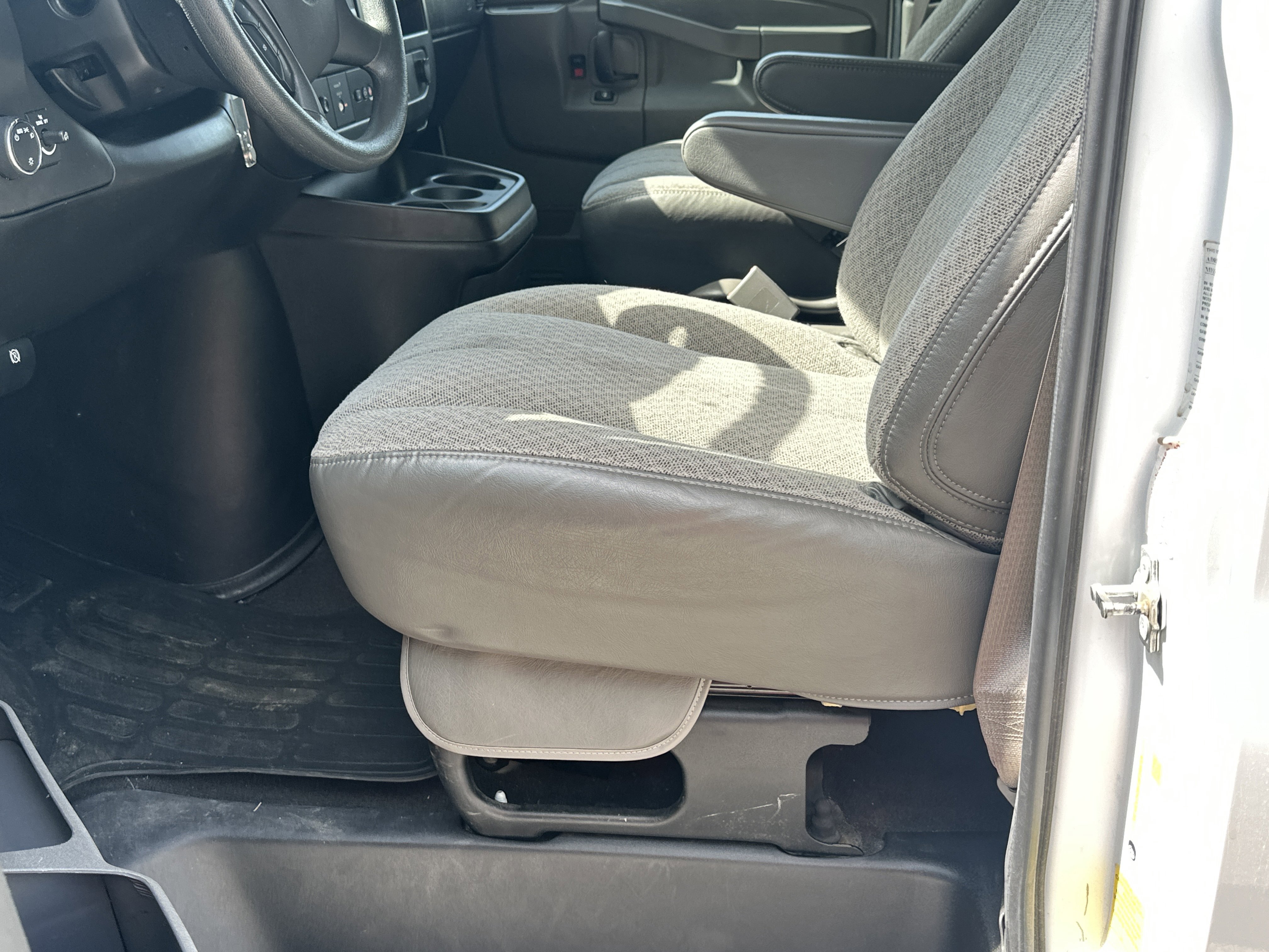 Used 2023 Chevrolet Express 3500 LT w/ LT Preferred Equipment Group RWD image 9