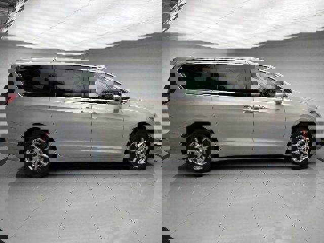 Used 2020 Chrysler Pacifica Touring image 6