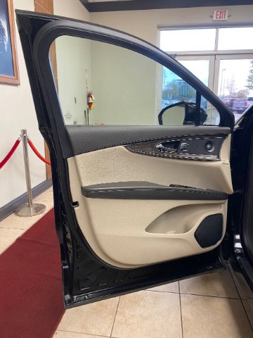 Used 2019 Lincoln Nautilus Reserve image 11