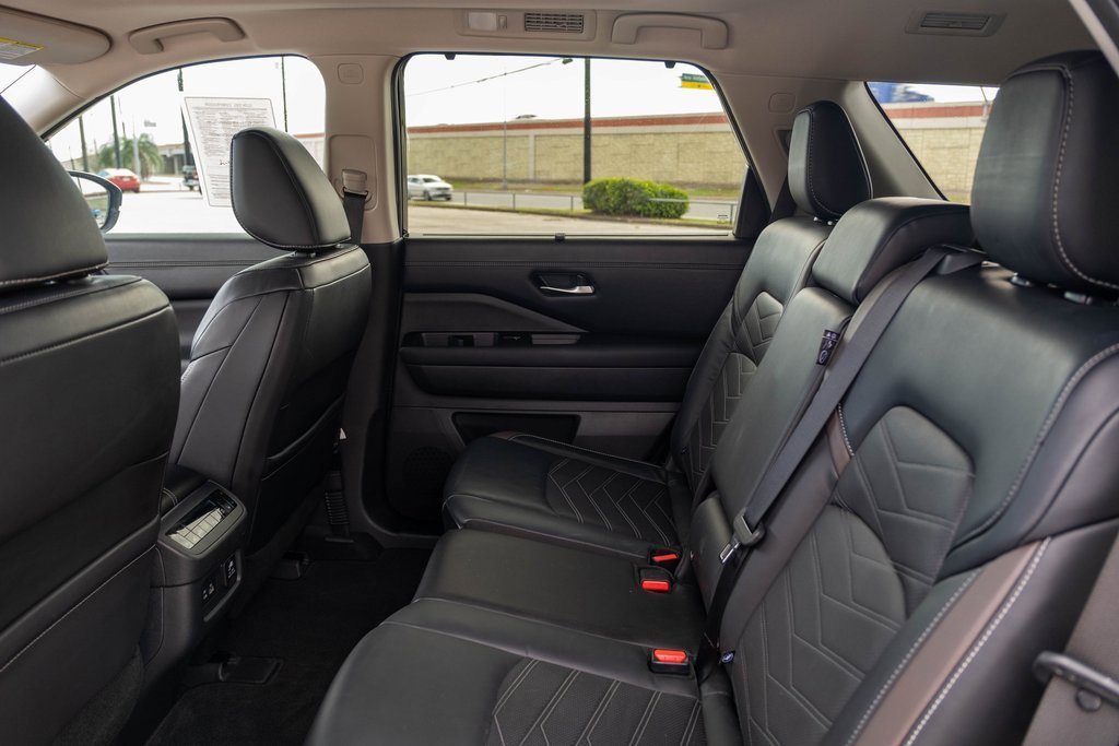 Used 2022 Nissan Pathfinder Platinum w/ Cargo Package image 15