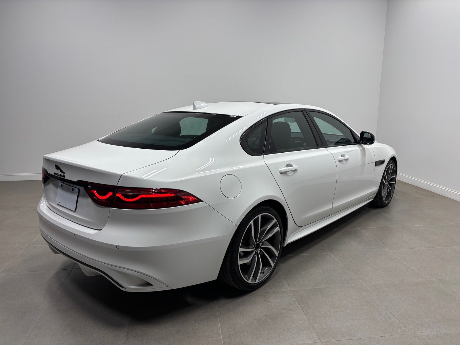 Used 2024 Jaguar XF R-Dynamic SE AWD/4WD image 6