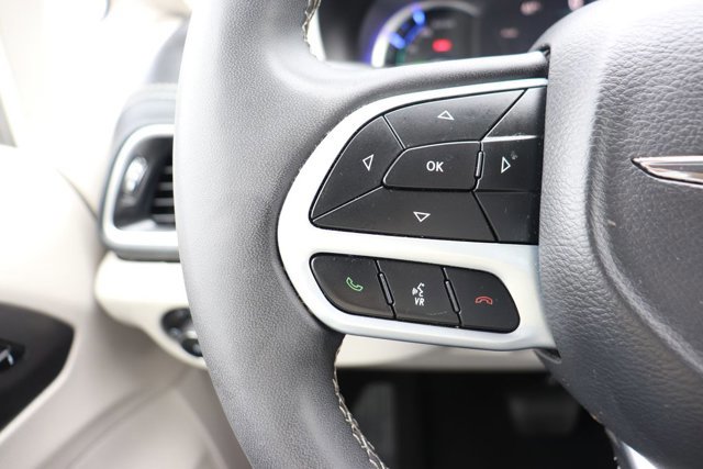 Used 2023 Chrysler Pacifica Touring-L image 20