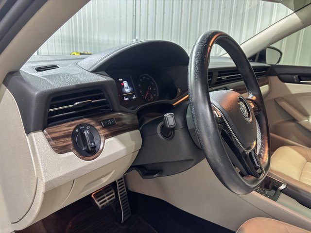 Used 2020 Volkswagen Passat 2.0T SEL image 16