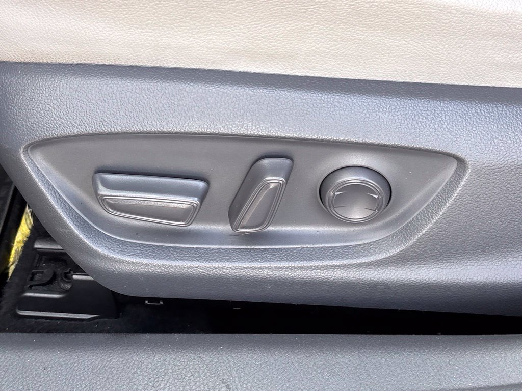 Used 2019 Toyota Camry SE w/ Carpet Mat Package FWD image 11