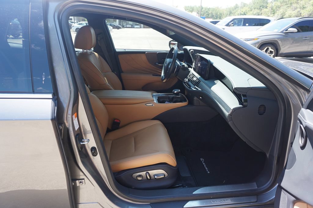 Used 2024 Lexus LS 500 RWD image 16