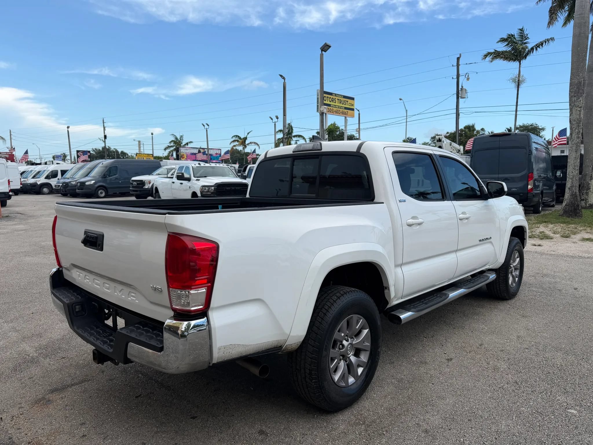 Used 2017 Toyota Tacoma SR5 w/ Tow Package RWD image 7