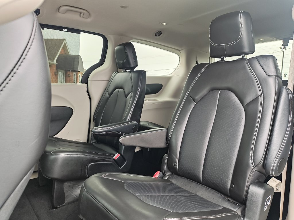 Used 2024 Chrysler Pacifica Touring-L FWD image 14