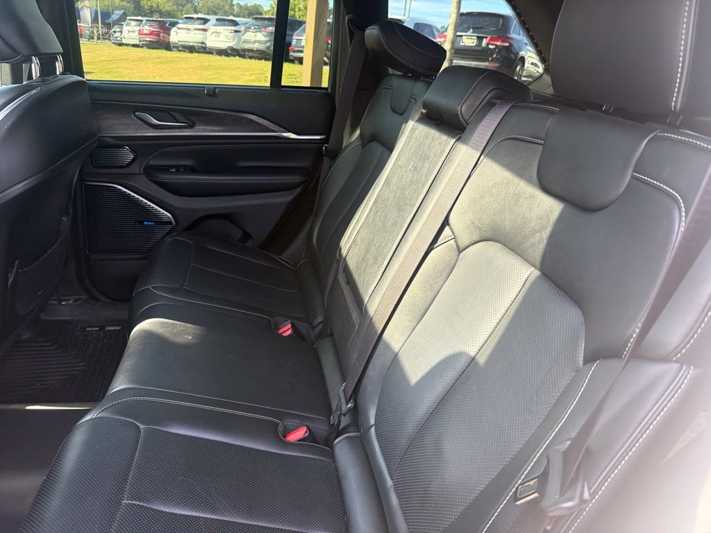 Used 2022 Jeep Grand Cherokee Overland w/ Luxury Tech Group IV AWD/4WD image 3