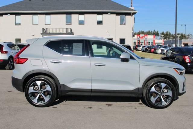Used 2025 Volvo XC40 B5 Plus image 6