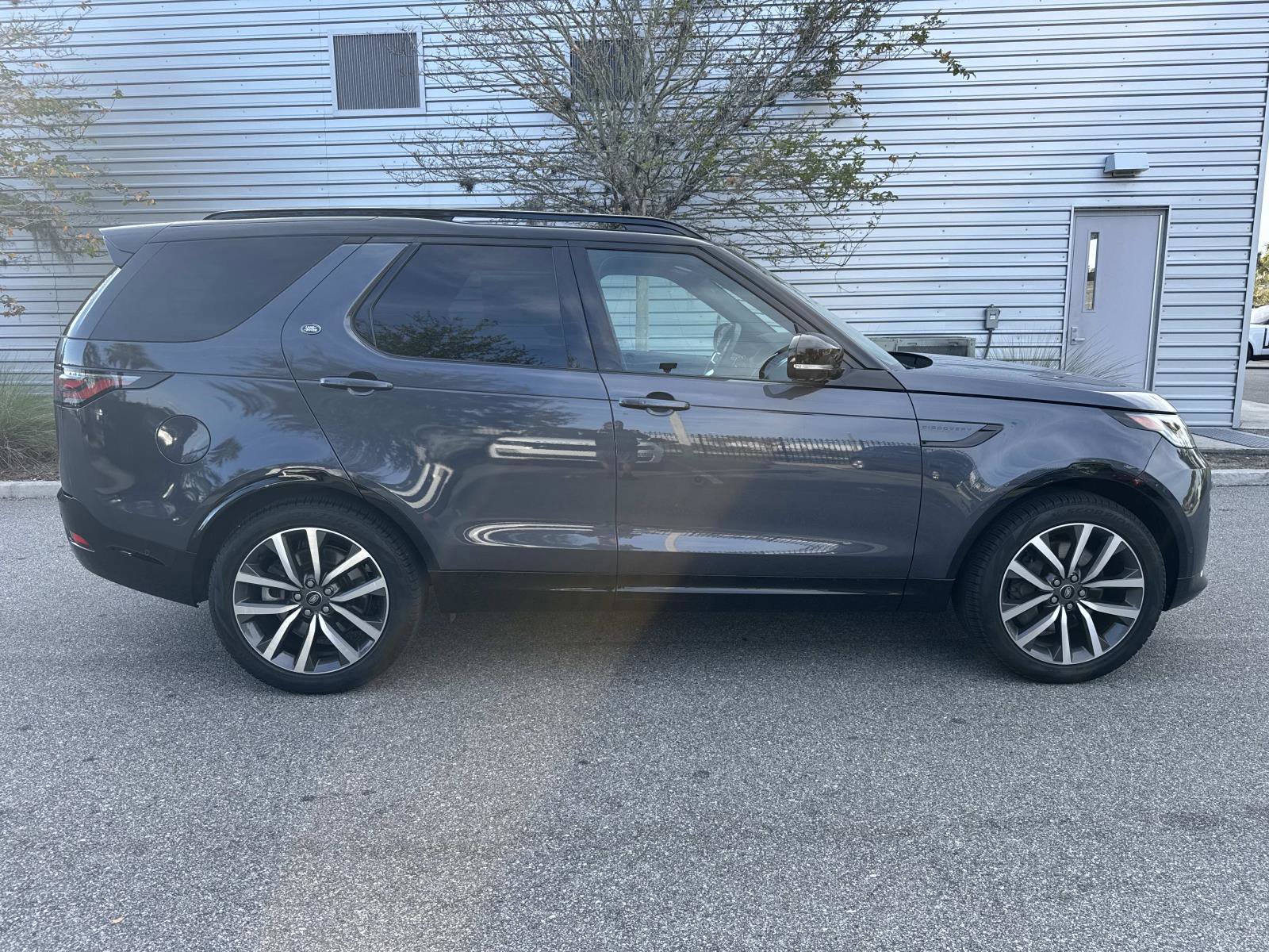 Used 2024 Land Rover Discovery Dynamic SE image 5