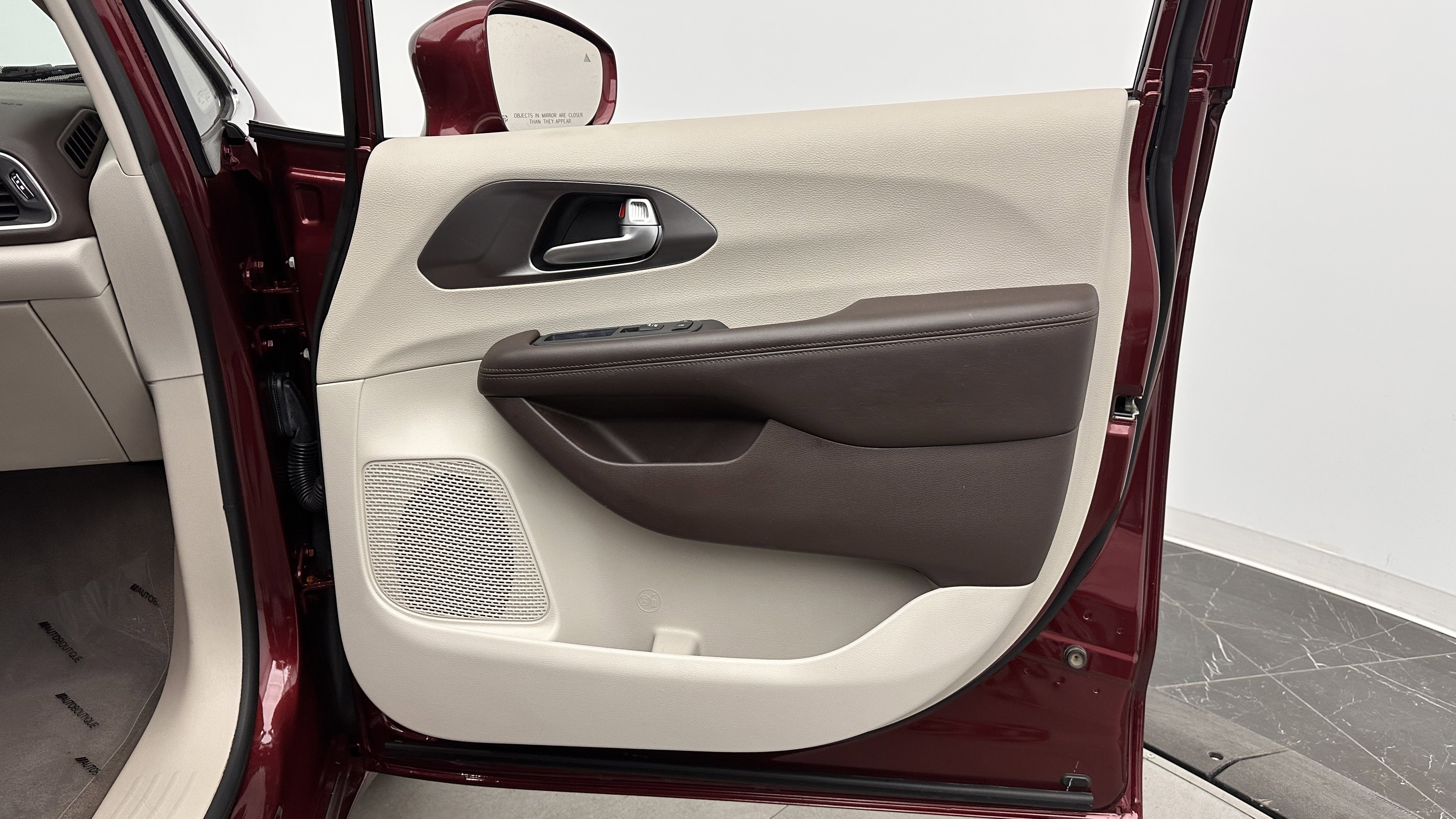 Used 2018 Chrysler Pacifica Touring-L image 33