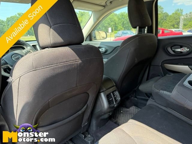 Used 2018 Jeep Cherokee Latitude w/ Cold Weather Group AWD/4WD image 10