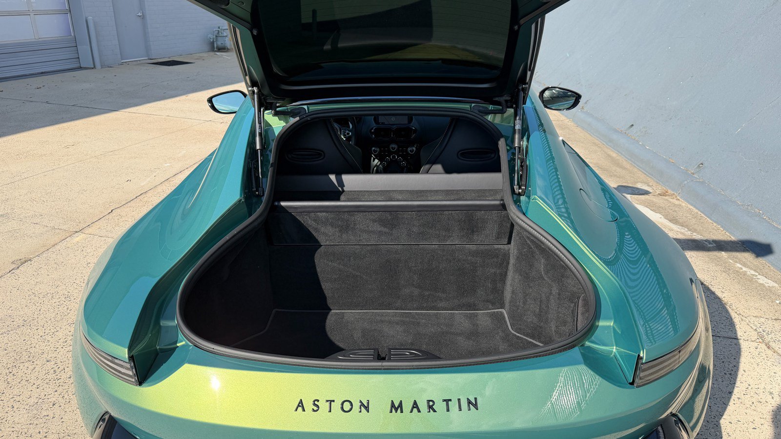 Used 2023 Aston Martin V8 Vantage Coupe RWD image 29