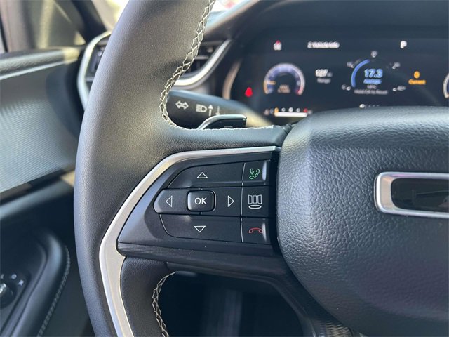 Used 2023 Jeep Grand Cherokee Laredo image 16