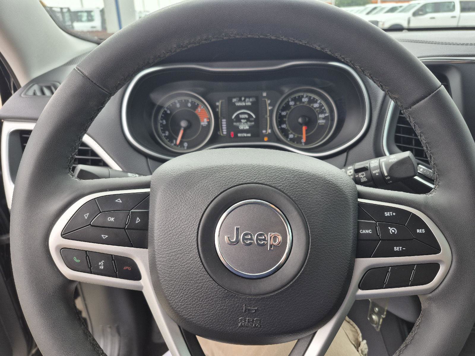 Used 2022 Jeep Cherokee Latitude AWD/4WD image 3