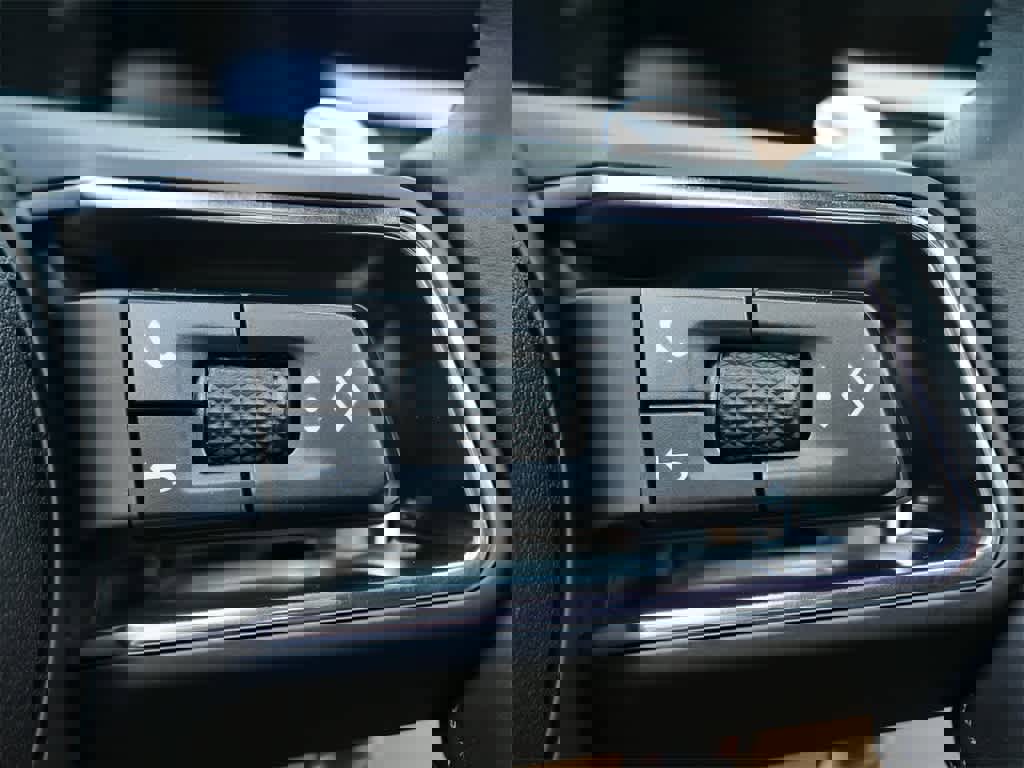 Used 2025 Porsche Macan image 21