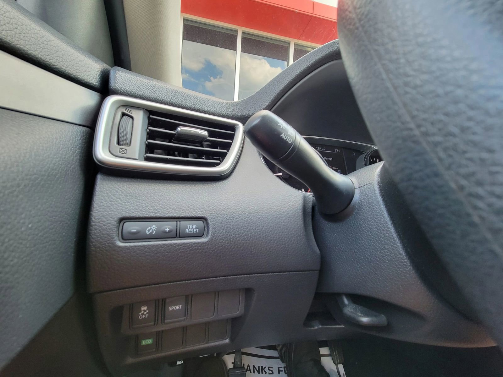 Used 2015 Nissan Rogue SV FWD image 12