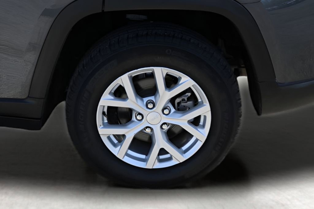 Used 2023 Jeep Grand Cherokee Limited RWD image 9
