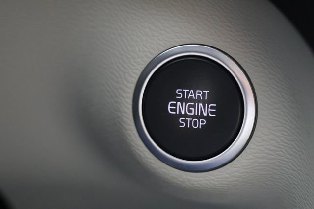 Used 2024 Volvo XC40 B5 Plus image 16