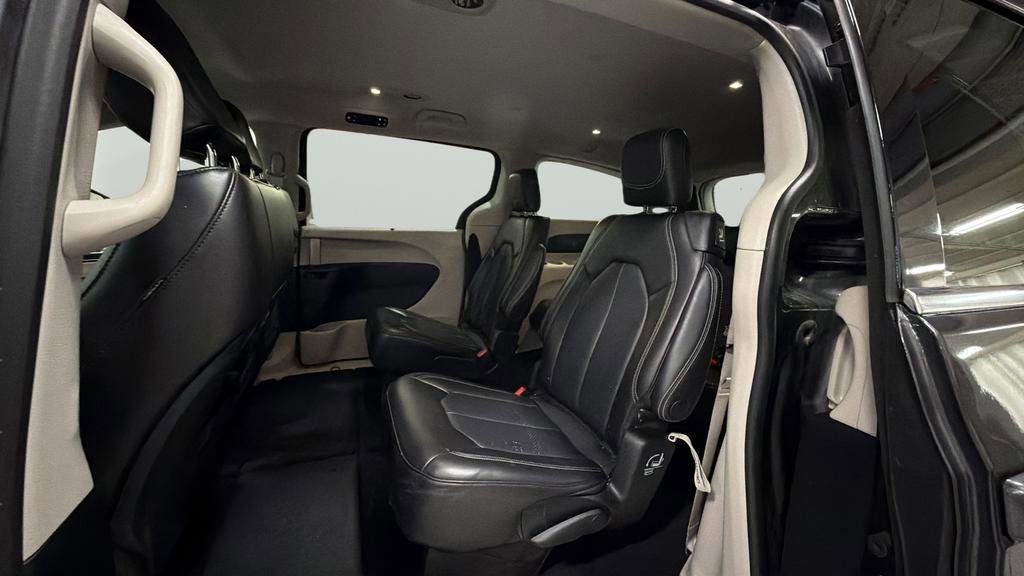 Used 2023 Chrysler Pacifica Touring-L image 25