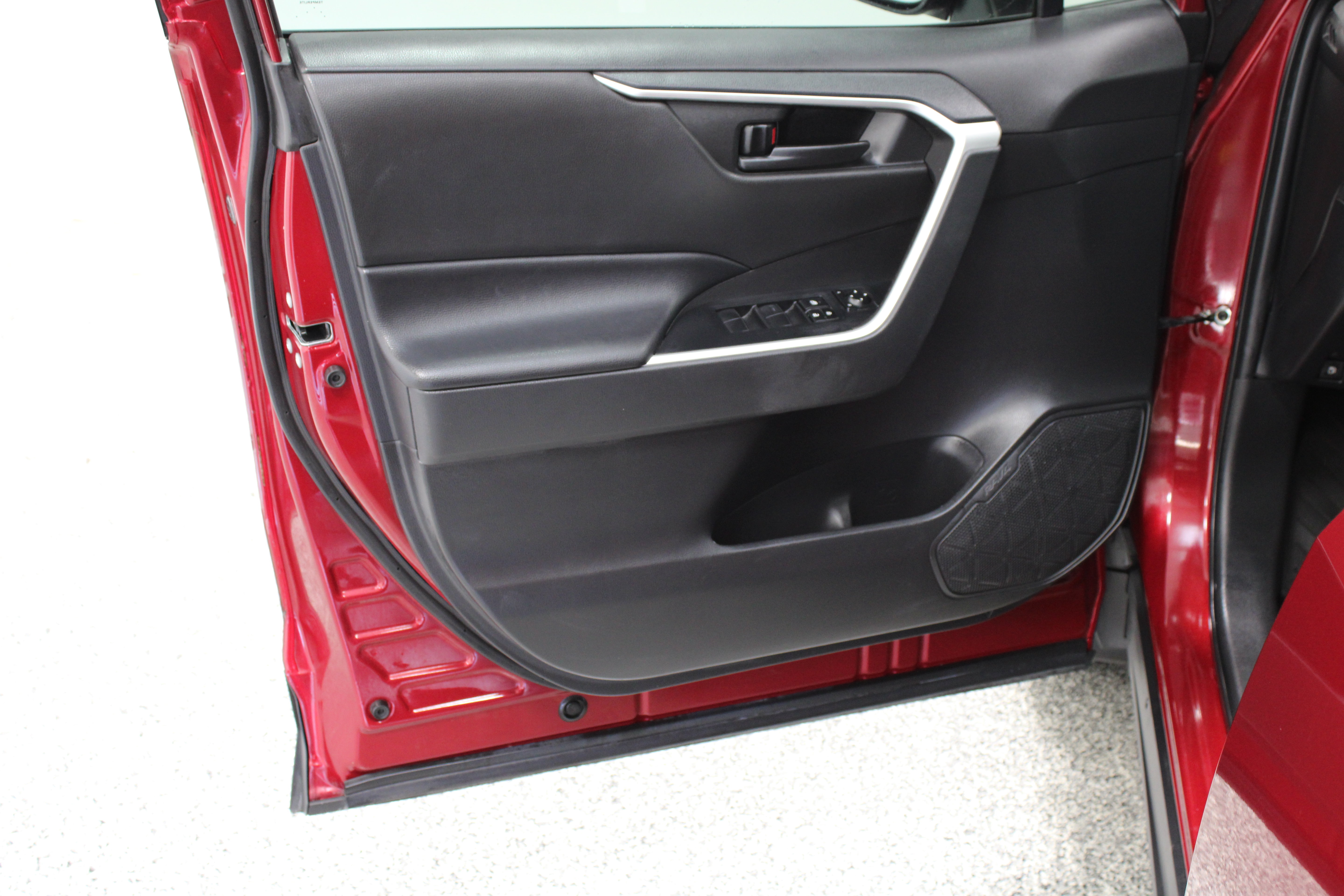 Used 2022 Toyota RAV4 LE AWD/4WD image 12