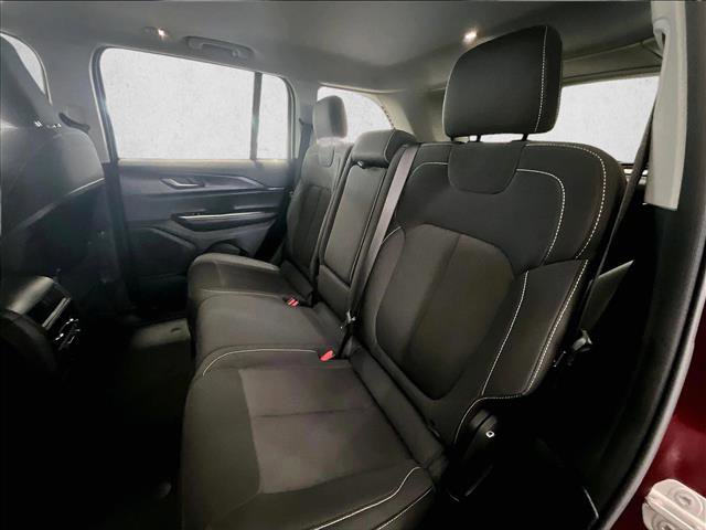 Used 2023 Jeep Grand Cherokee Laredo RWD image 28