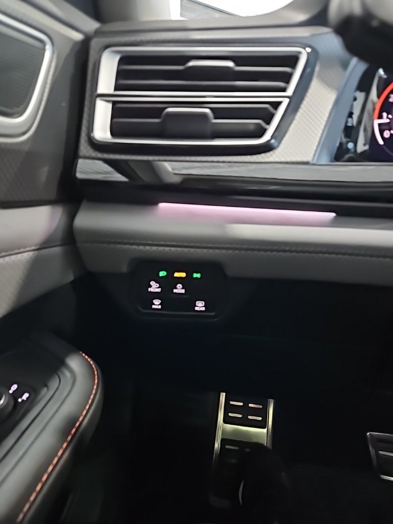 Used 2025 Volkswagen Atlas Peak Edition SE image 39