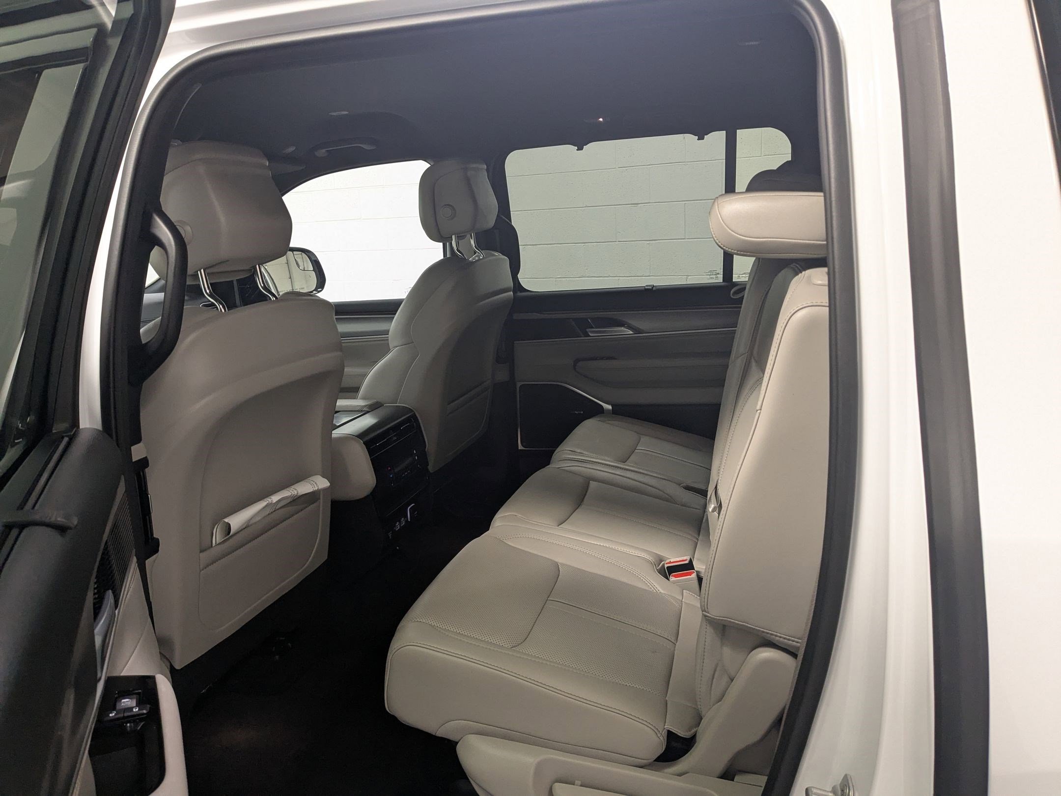 New 2025 Jeep Wagoneer Series II w/ Convenience Group I image 16