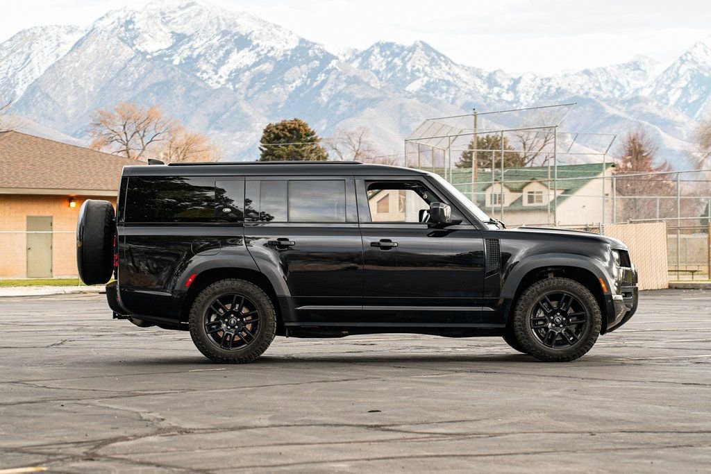 Used 2023 Land Rover Defender 130 X-Dynamic SE image 4