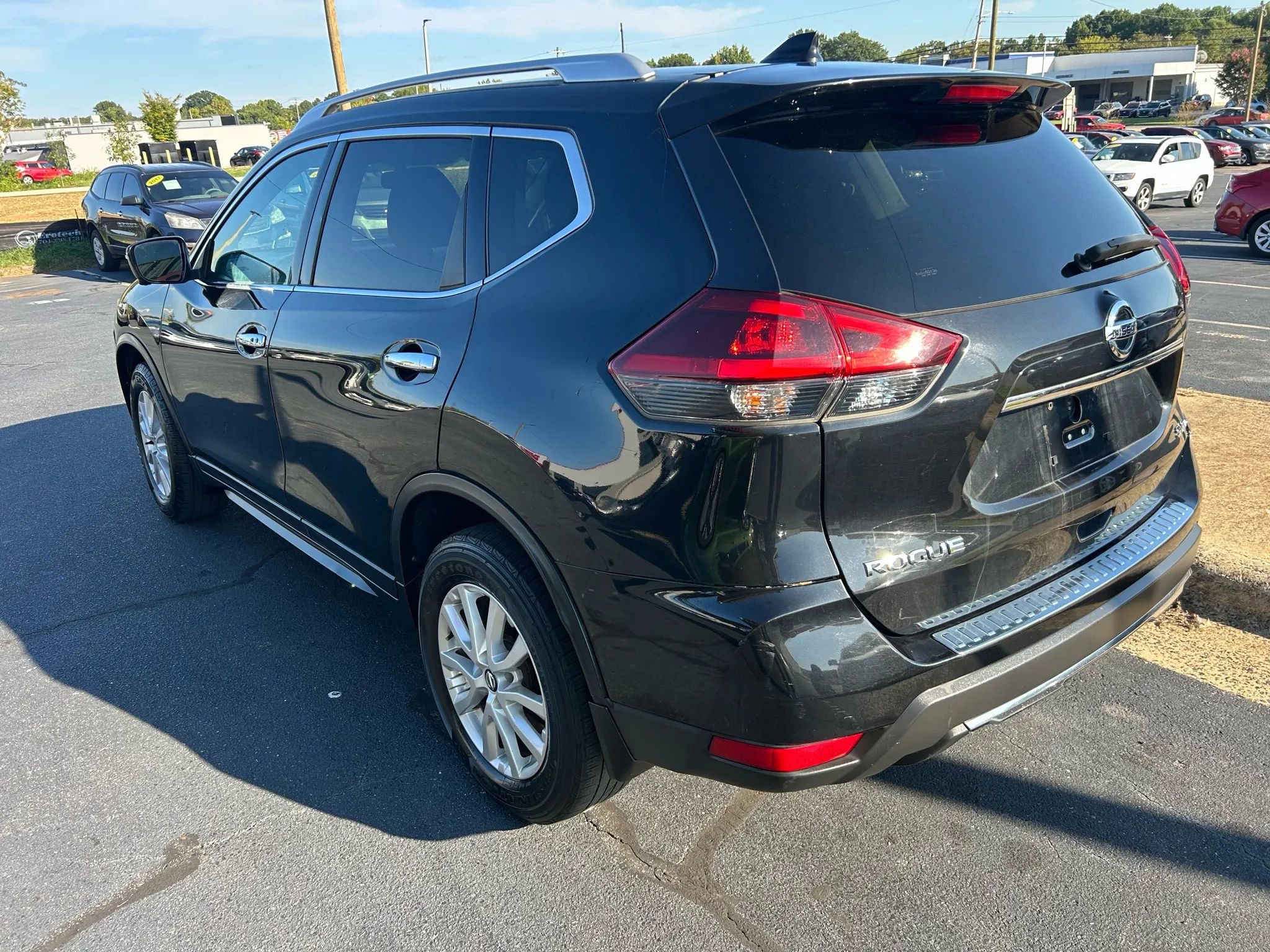 Used 2018 Nissan Rogue SV w/ Premium Package image 5
