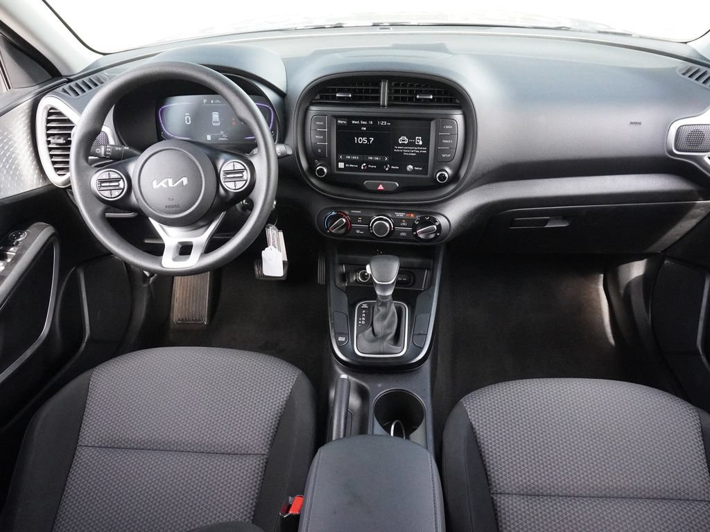 Used 2025 Kia Soul LX w/ LX Technology Package FWD image 30