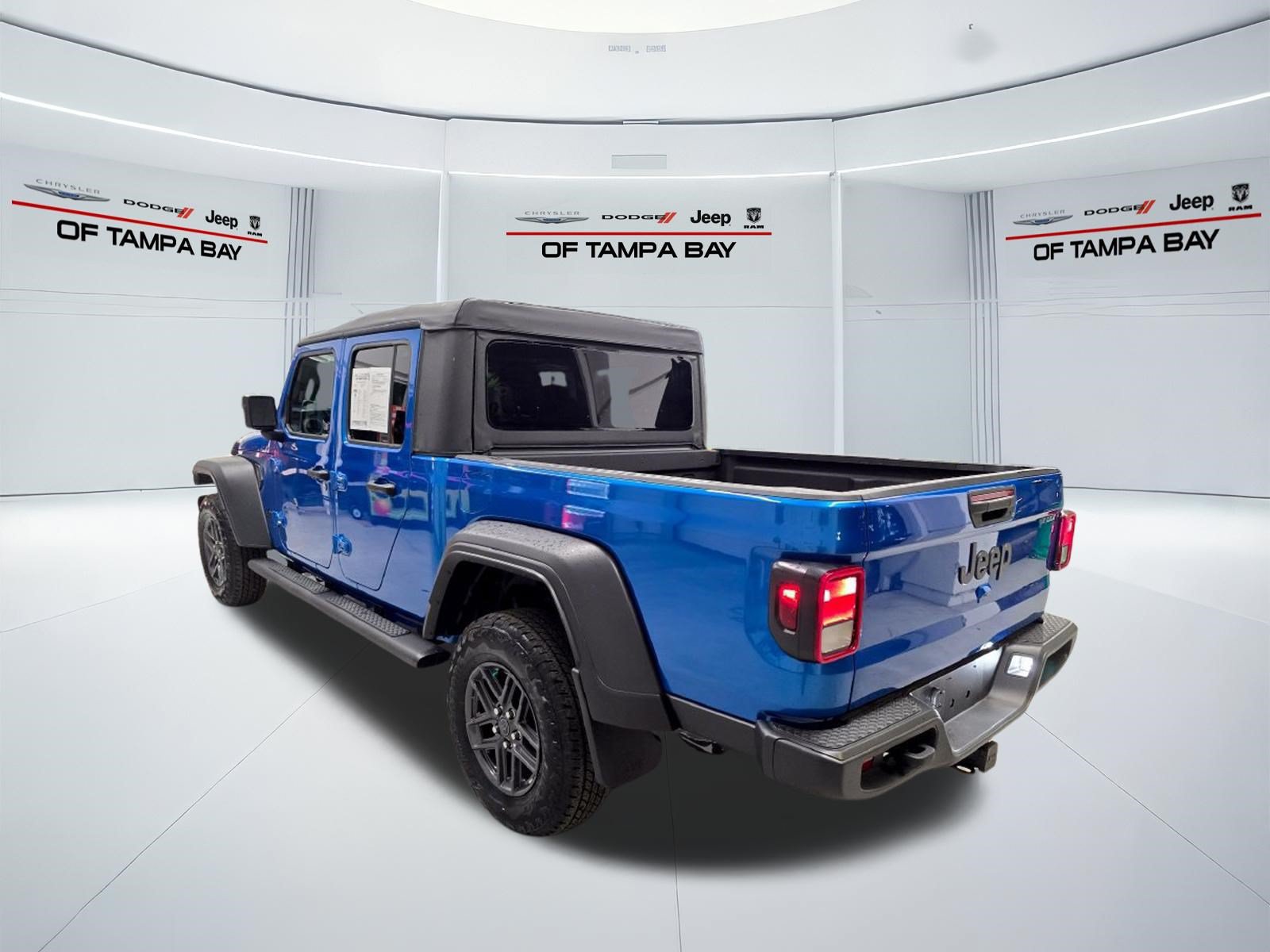 Used 2025 Jeep Gladiator Sport AWD/4WD image 4