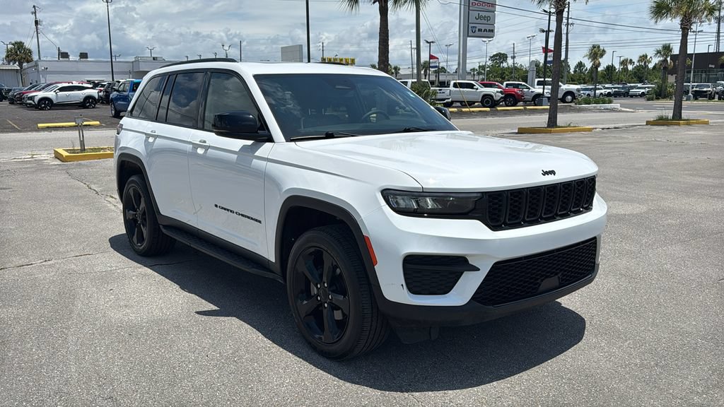 Used 2023 Jeep Grand Cherokee Altitude AWD/4WD image 8