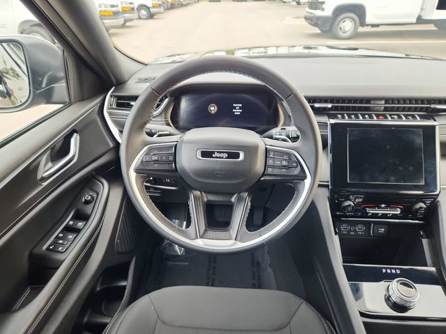 Used 2025 Jeep Grand Cherokee Laredo AWD/4WD image 23