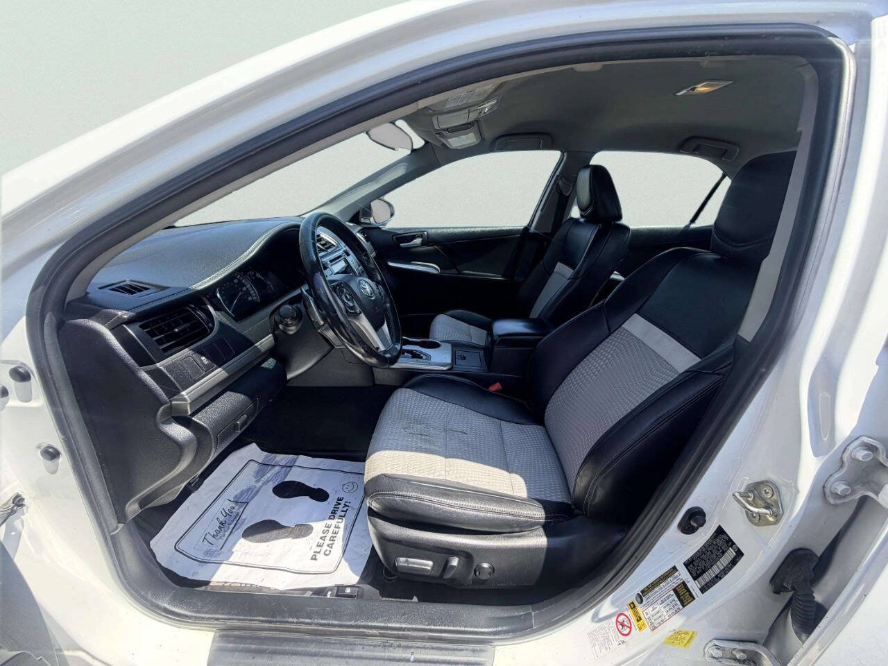 Used 2014 Toyota Camry SE FWD image 16