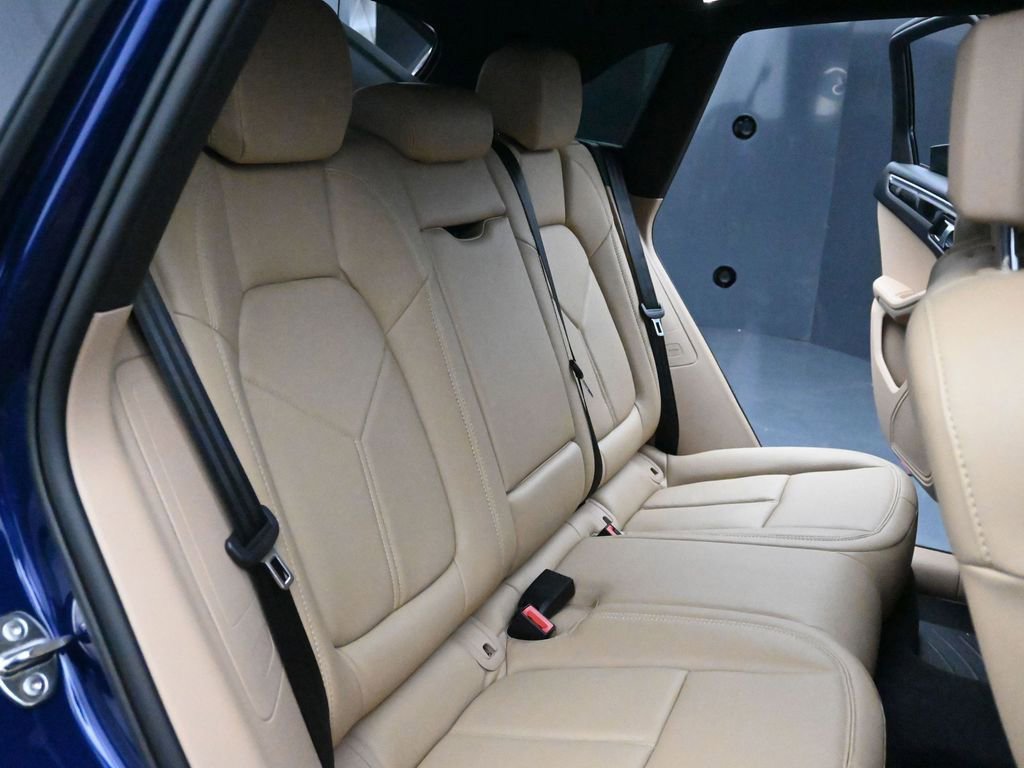 Used 2025 Porsche Macan image 19
