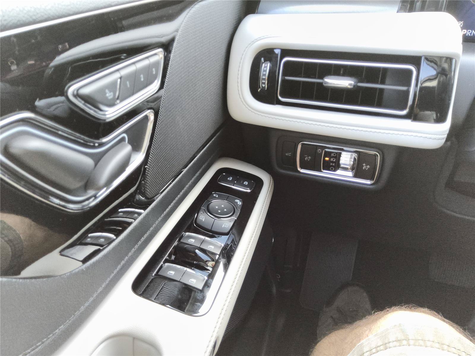 New 2026 Lincoln Aviator 2WD image 30